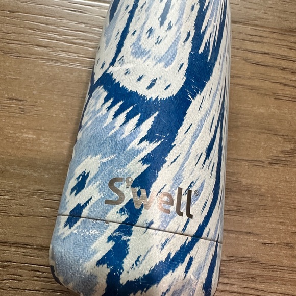 FREE with any purchase Swell Stainless Steel Water Bottle 16oz - Picture 2 of 3